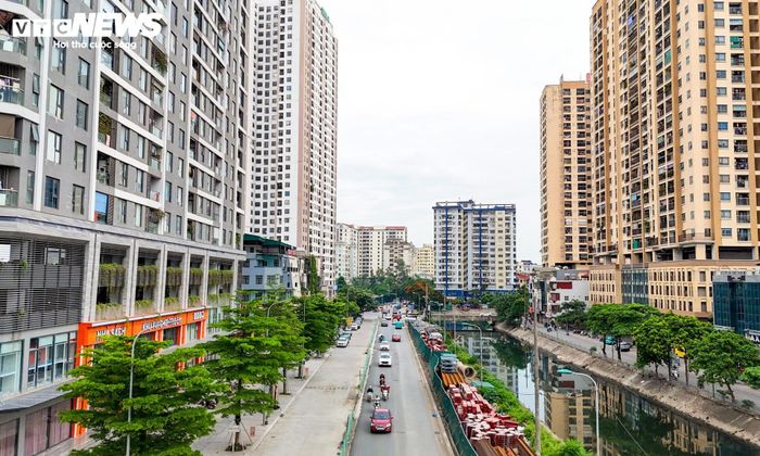 Nối khu đô thị Đại Kim với cầu Định Công, đường Nguyễn Cảnh Dị kéo dài là tuyến giao thông có lưu lượng phương tiện lớn mỗi ngày do nằm giữa khu dân cư đông đúc. Từng là nỗi ám ảnh của người dân vì mặt đường xuống cấp, ổ voi, ổ gà dày đặc, tuyến đường này nay đã có diện mạo mới sau khi được sửa chữa, cải tạo, chấm dứt cảnh bụi bặm vào mùa khô, lầy lội mỗi khi mưa xuống.