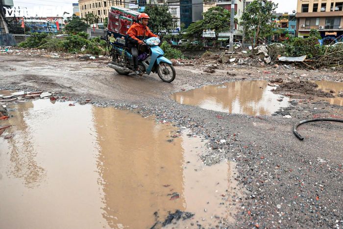 Cuối năm 2025, đây từng là một trong những tuyến đường xuống cấp nghiêm trọng tại khu vực phía Nam Hà Nội. Mặt đường dày đặc ổ voi, ổ gà, nhiều vị trí hư hỏng kéo dài khiến người dân đi lại khó khăn. (Hình ảnh PV Báo Điện tử VTC News ghi nhận cuối tháng 11/2025).