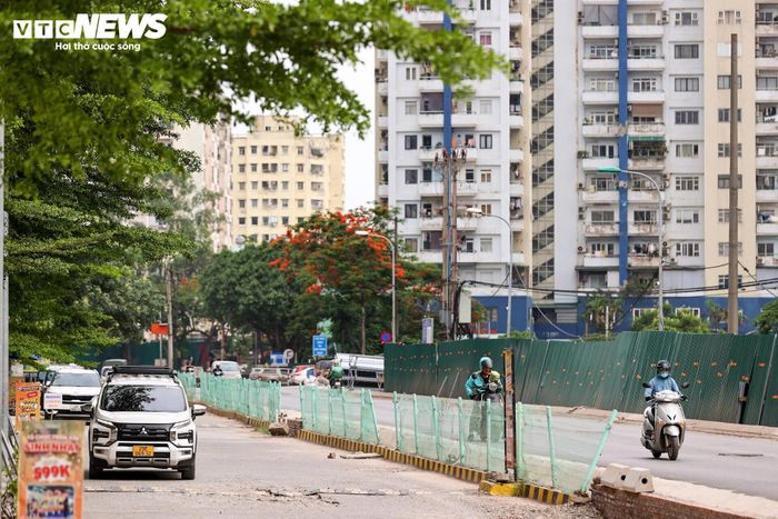 Sau khi hoàn thành các hạng mục chính, đầu tháng 5/2026, một số đoạn mặt đường mới xuất hiện hiện tượng lồi lõm cục bộ. Tuy nhiên, những bất cập này đã được xử lý, khắc phục, giúp mặt đường bảo đảm thuận lợi cho việc lưu thông.