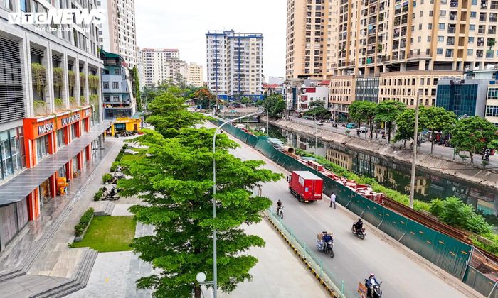 Ghi nhận của PV Báo Điện tử VTC News những ngày giữa tháng 6/2026, đường Nguyễn Cảnh Dị kéo dài đã được thảm nhựa, hoàn thiện nhiều hạng mục sau thời gian thi công kéo dài nhiều tháng. So với hình ảnh nhếch nhác trước đây, bộ mặt tuyến đường đã thay đổi đáng kể.