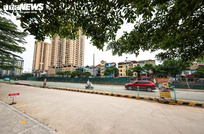 Để khắc phục tình trạng trên, dự án sửa chữa, cải tạo đoạn đường dài khoảng 600m đã được triển khai từ tháng 11/2025. Công trình do Công ty CP Kinh doanh Phát triển Nhà và Đô thị Hà Nội (HANHUD) làm chủ đầu tư, với thời gian thực hiện đến 30/4/2026.