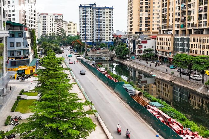 Hai làn còn lại hiện vẫn được sử dụng để phục vụ thi công các hạng mục liên quan đến dự án Nhà máy xử lý nước thải Yên Xá.