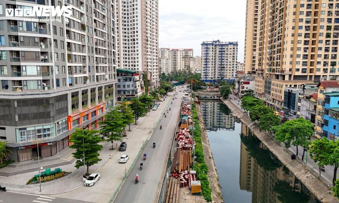 Không chỉ phục vụ nhu cầu đi lại của cư dân trong khu vực, tuyến đường còn đóng vai trò kết nối phường Định Công với các trục giao thông lớn như Vành đai 2,5 và đường Giải Phóng.
