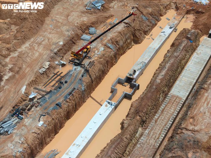 Tuy nhiên, mưa lớn kéo dài thời gian qua khiến nhiều khu vực quanh hầm tuynel bị ngập nước, gây khó khăn cho công tác thi công.