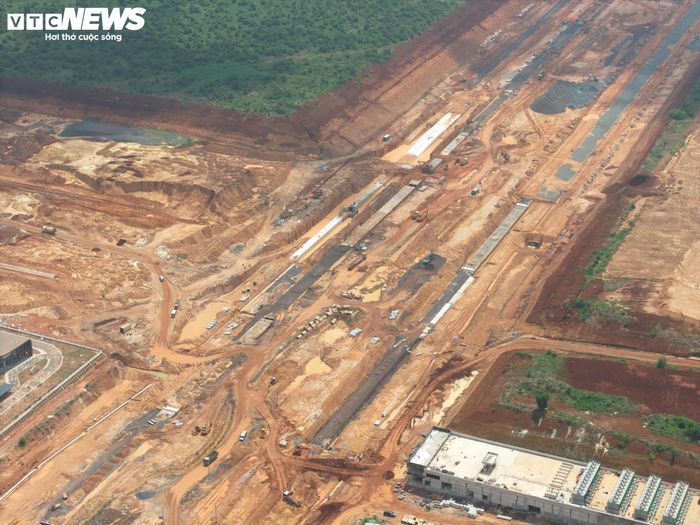 Đây là tuyến hầm dài khoảng 21,7 km, được bố trí bên dưới các tuyến giao thông trục chính của sân bay. Hầm tuynel được xem là "mạch máu" của toàn dự án khi kết nối hệ thống hạ tầng giữa nhà ga hành khách, tháp kiểm soát không lưu, trung tâm điều hành và nhiều công trình phụ trợ. Theo thiết kế, tuyến hầm có kích thước đủ để ô tô lưu thông bên trong, đồng thời là nơi lắp đặt hệ thống cáp điện, cáp tín hiệu cùng các tuyến hạ tầng kỹ thuật.