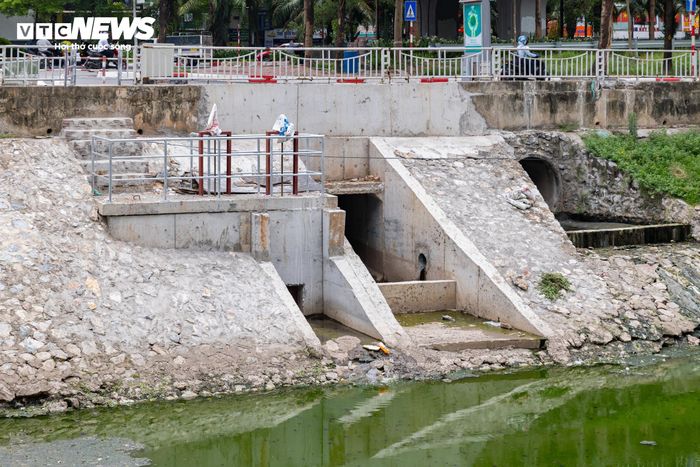 Ở điểm cuối dự án, khu vực đầu đường Hoàng Quốc Việt - nơi nguồn nước sẽ được dẫn vào sông Tô Lịch - các hạng mục còn lại đang được thi công nước rút trước thời điểm hoàn thành dự kiến.