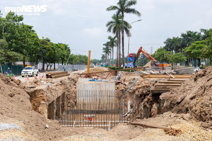 Dọc tuyến từ Thụy Phương đến Phạm Văn Đồng, công trường được chia thành nhiều mũi thi công. Các tổ công nhân đồng thời triển khai nhiều phần việc như đổ bê tông, lắp đặt cấu kiện và hoàn thiện hệ thống dẫn nước. Những vị trí đấu nối cửa xả cũng đang được gấp rút hoàn thiện để bảo đảm khả năng vận hành đồng bộ khi dự án đi vào hoạt động.