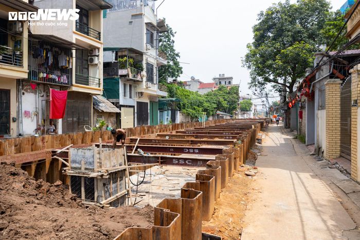 Nhiều đoạn kênh đã thành hình với hệ thống cừ gia cố hai bên, cống hộp được lắp đặt đồng bộ, trong khi phần đáy và kết cấu bê tông đang được hoàn thiện.