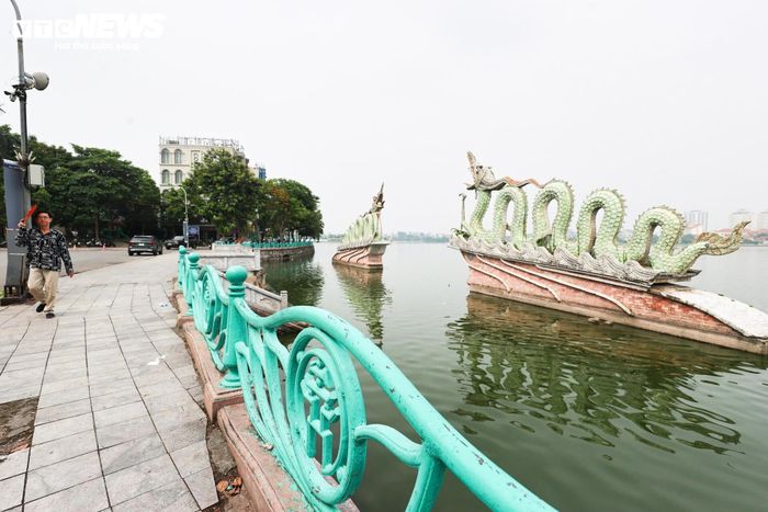 Ông Nguyễn Văn Hùng (phường Tây Hồ) cho biết tuyến đường ven hồ hiện là một trong những cung đường đẹp nhất Hà Nội nhưng nhiều đoạn còn chật hẹp. Theo ông, phương án mở rộng bằng cầu cạn nếu được triển khai hợp lý sẽ giúp việc đi lại thuận tiện hơn mà vẫn giữ được không gian sống của người dân ven hồ. "Cái được lớn nhất là không phải giải phóng mặt bằng vào khu dân cư. Người dân vẫn giữ được nhà cửa, còn giao thông quanh hồ cũng có cơ hội được cải thiện", ông Hùng nói.