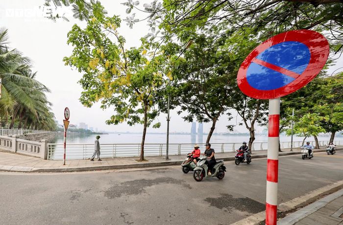 Tuy nhiên, không ít đoạn đường vẫn có mặt cắt hẹp. Tại một số vị trí trên phố Nhật Chiêu hay khu vực đầm Đông thuộc phố Quảng Bá, việc lưu thông của các phương tiện còn gặp khó khăn, đặc biệt vào những thời điểm đông người dân và du khách.