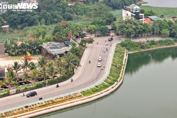 Bên cạnh việc mở rộng tuyến đường, dự án còn dự kiến bổ sung nhiều hạng mục cảnh quan như quảng trường ven hồ, sàn ngắm cảnh, cầu cảnh quan, bến thuyền, công viên, vườn hoa, bãi đỗ xe ngầm kết hợp dịch vụ và các công trình bảo vệ môi trường.