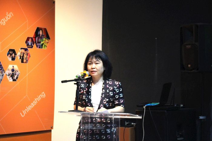 Phó Giáo sư, Tiến sĩ Trần Thị Ngọc Quyên, Phó Viện trưởng Viện Nghiên cứu sáng tạo Trường Đại học Ngoại Thương) trao đổi tại hội thảo. Ảnh: Mộc Miên