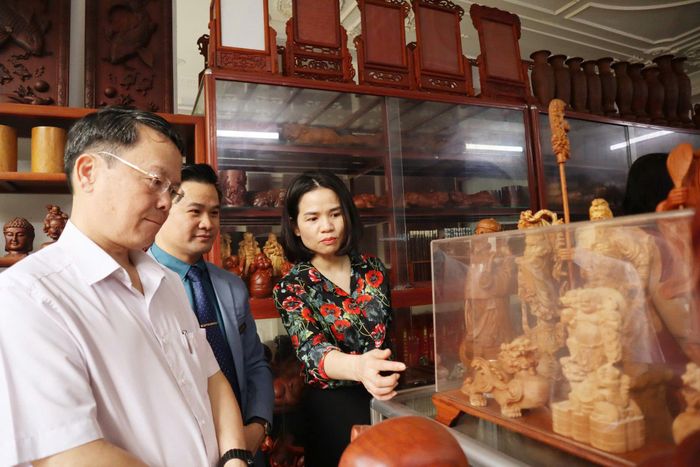 Sản phẩm thủ công mỹ nghệ làng tiễn gỗ Nhị Khê (xã Thường Tín) Hà Nội. Ảnh: NM