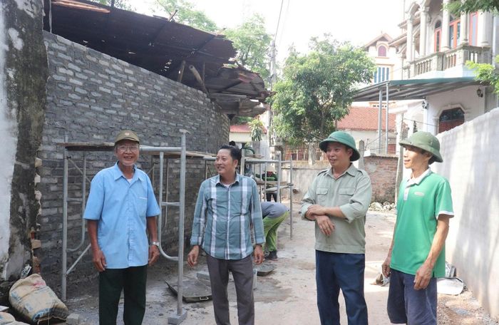 Tuyến đường Ngang thuộc xóm Chợ, thôn Đống (xã Bình Minh) đang được mở rộng từ sự đồng thuận và tự nguyện hiến đất của người dân. Ảnh: Đỗ Đạt