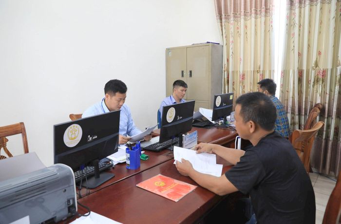 Giải quyết thủ tục cho người dân tại Điểm phục vụ hành chính công xã Mê Linh. Ảnh: Quang Thái