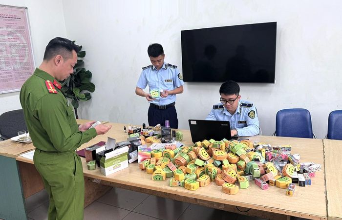 Lực lượng chức năng kiểm tra sản phẩm thuốc lá điện tử nhập lậu tại phường Cửa Nam. Ảnh: Công an thành phố Hà Nội
