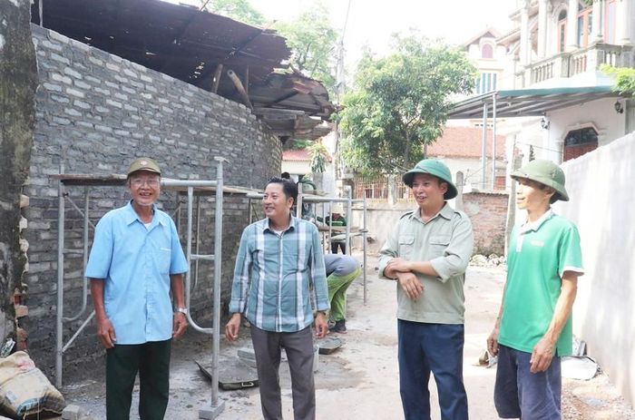 Tuyến đường Ngang thuộc xóm Chợ, thôn Đống (xã Bình Minh) đang được mở rộng từ sự đồng thuận và tự nguyện hiến đất của người dân. Ảnh: Đỗ Đạt