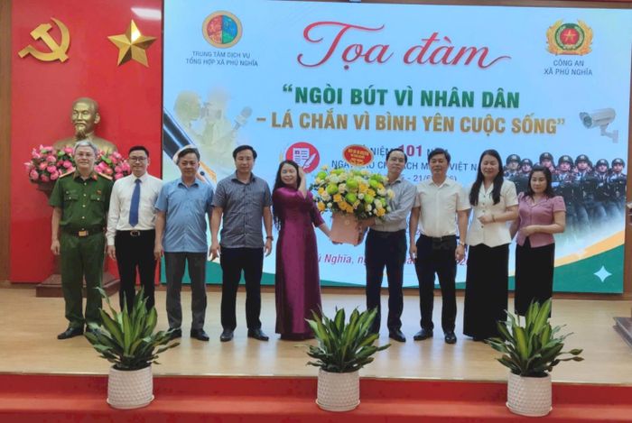 Lãnh đạo xã Phú Nghĩa tặng hoa cho các đơn vị. Ảnh: Khắc Kiên
