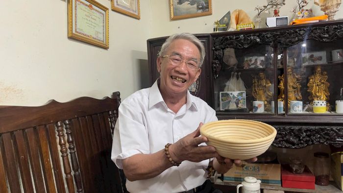 Nghệ nhân Trần Minh Hoài Ngân vẫn miệt mài gìn giữ nghề truyền thống sau hơn 50 năm gắn bó. (Ảnh: Thu Phương)
