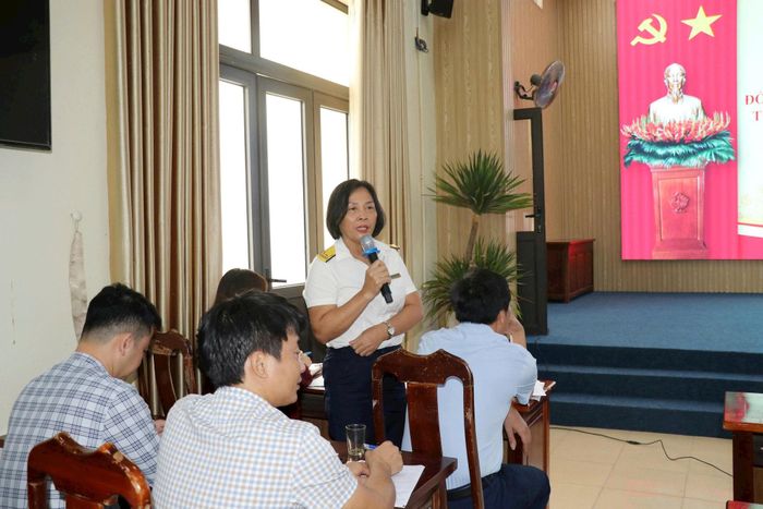 Người dân được trực tiếp các ban, ngành, phòng chuyên môn tháo gỡ khó khăn trong thủ tục hành chính. Ảnh: HĐ
