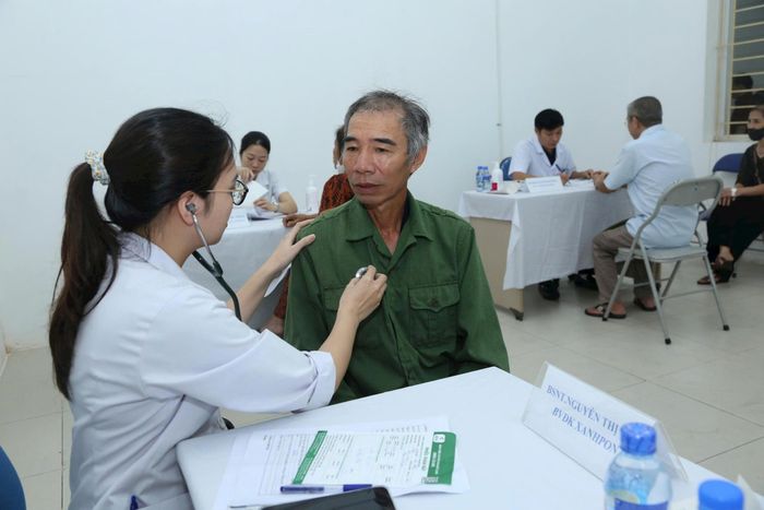 Khám sức khỏe định kỳ cho nhân dân tại xã Quang Minh, Hà Nội. Ảnh: Phạm Hùng