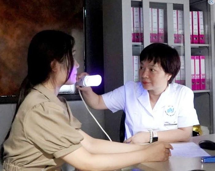 Phó Giáo sư, Tiến sĩ, bác sĩ Đỗ Thị Thu Hiền khám cho bệnh nhân. Ảnh: BVCC