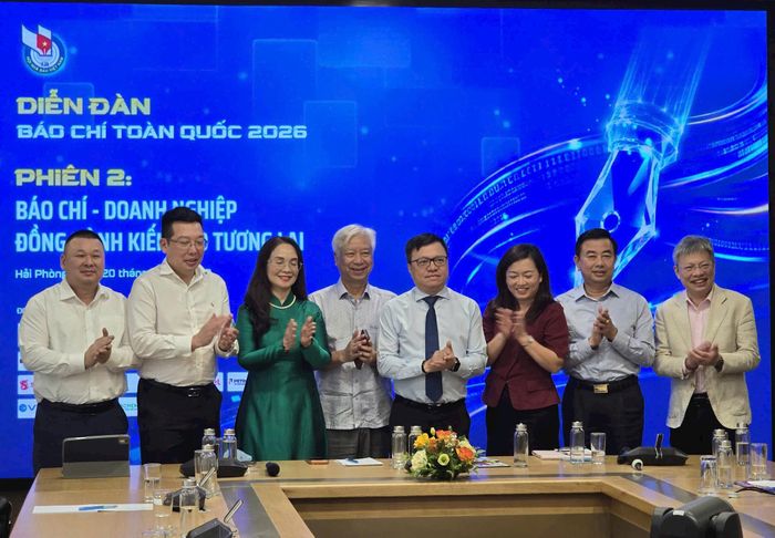 Các đại biểu, diễn giả tham gia diễn đàn. Ảnh: Anh Tuấn.