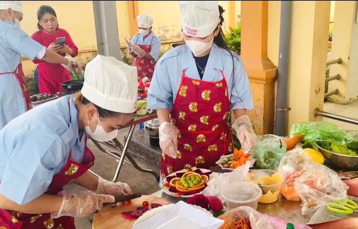 Các đội thi tích cực chuẩn bị mâm cơm gia đình. Ảnh: Tùng Nguyễn.