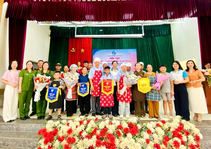 Ban tổ chức trao giải cho các đội thi. Ảnh: Tùng Nguyễn.