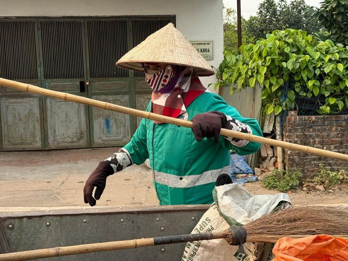 Lao động ngoài trời phi chính thức là đối tượng chịu ảnh hưởng lớn từ nắng nóng cực đoan. Ảnh: Kiều Thoan Thu