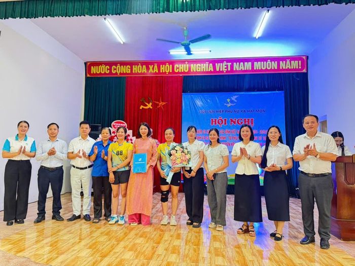 Hội Liên hiệp phụ nữ xã Hát Môn ra mắt mô hình “Tổ phụ nữ kinh doanh số Tam Thuấn”. Ảnh: MP