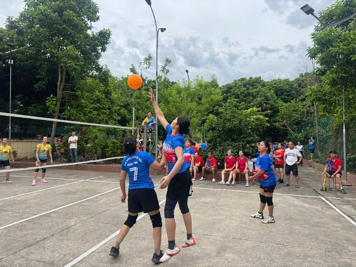 Phụ nữ Hát Môn thi đấu bóng chuyền hơi. Ảnh: MP