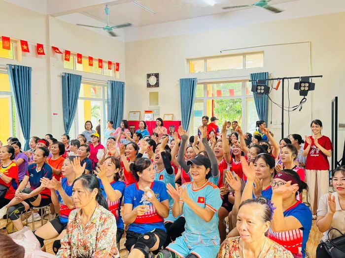 Phụ nữ Hát Môn sôi nổi cũ vũ trang hoạt động văn nghệ, thể thao nhân Ngày gia đình Việt Nam. Ảnh: MP