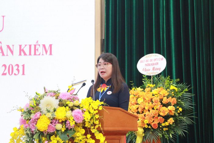 Phó Chủ tịch Hội Chữ thập đỏ thành phố Hà Nội Đinh Thị Phức phát biểu chỉ đạo tại Đại hội. Ảnh: Mộc Miên