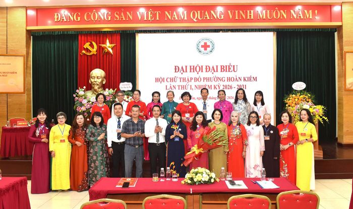 Lãnh đạo Hội Chữ thập đỏ thành phố và phường Hoàn Kiếm chúc mừng thành công của Đại hội. Ảnh: Mộc Miên