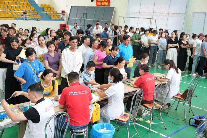 Đông đảo người dân tham gia đăng ký hiến máu. Ảnh: Nga Nguyễn