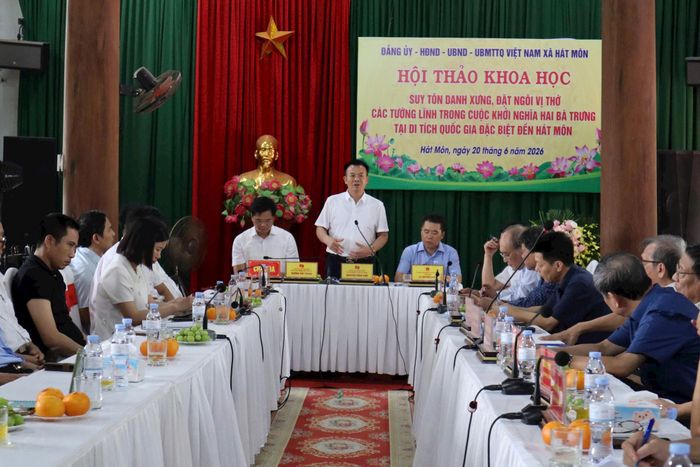 Bí thư Đảng ủy xã Hát Môn phát biểu tại hội thảo. Ảnh: NM
