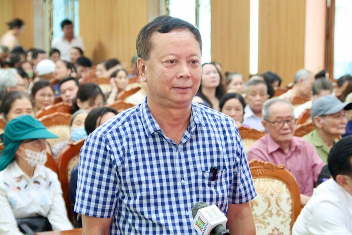 Ông Nguyễn Văn Thịnh phấn khởi trước tiến độ triển khai các chính sách hỗ trợ tái định cư, đặc biệt là việc hoàn thiện các thủ tục hành chính và cấp Giấy chứng nhận quyền sử dụng đất cho người dân trong thời gian ngắn. Ảnh: Cao Kỳ