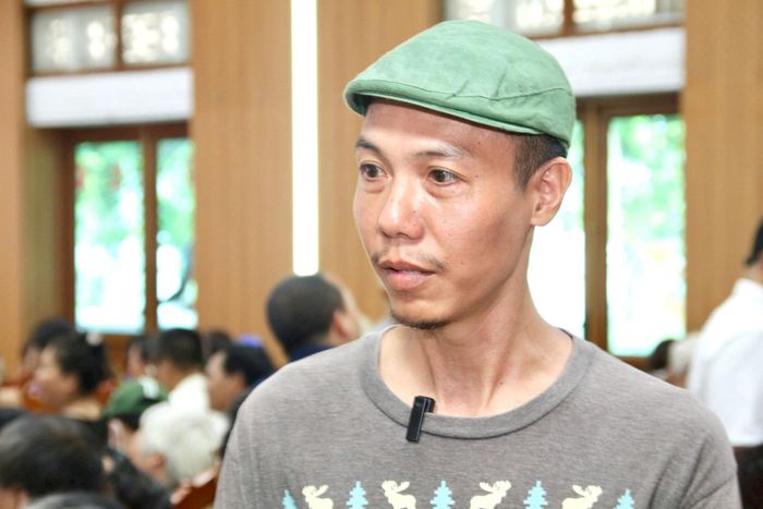 Ông Đỗ Đức Hưng, người dân phường Hồng Hà chia sẻ cảm xúc phấn khởi khi được nhận Giấy chứng nhận quyền sử dụng đất. Ảnh: Cao Kỳ
