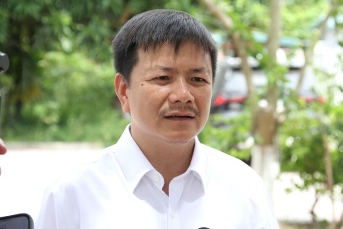 Phó Chủ tịch UBND xã Thư Lâm Lại Mạnh Cường chia sẻ, việc trao Giấy chứng nhận quyền sử dụng đất cho các hộ dân phường Hồng Hà là dấu mốc quan trọng trong quá trình thực hiện các chính sách tái định cư trên địa bàn. Ảnh: Cao Kỳ
