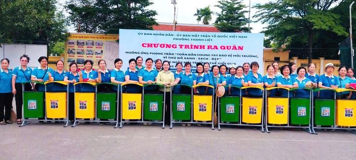 Hội Liên hiệp Phụ nữ phường Thanh Liệt trao tặng 100 thùng đựng rác có nắp đậy thân thiện với môi trường. Ảnh: Đào Tuyết