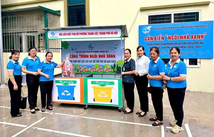 Mô hình “Ngôi nhà xanh” hỗ trợ trẻ em khó khăn đã được gắn biển. Ảnh: Đào Tuyết
