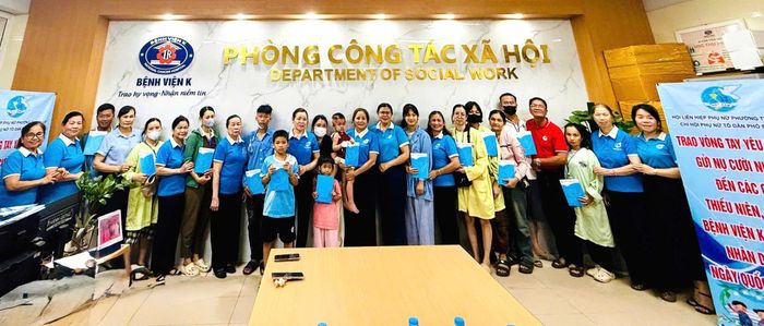 Hội Liên hiệp Phụ nữ phường Thanh Liệt đã trao quà cho các cháu nhân ngày Quốc tế Thiếu nhi 1-6, tổng trị giá khoảng 200 triệu đồng tại Bệnh viện K cơ sở Tân Triều. Ảnh: PV