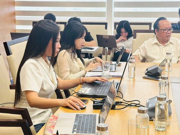 Các phóng viên tác nghiệp tại Hội Báo toàn quốc 2026. Ảnh: Hoàng Quyên