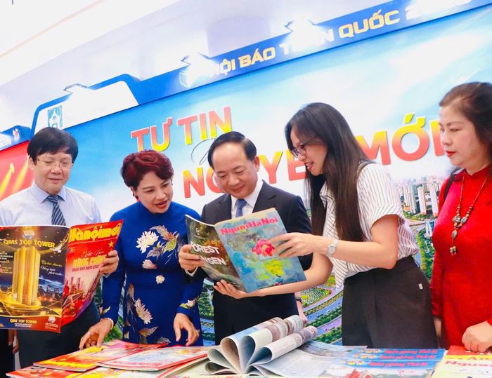 Đồng chí Trịnh Văn Quyết, Ủy viên Bộ Chính trị, Bí thư Trung ương Đảng, Trưởng Ban Tuyên giáo và Dân vận Trung ương tham quan gian hàng của Hội Nhà báo Hà Nội.