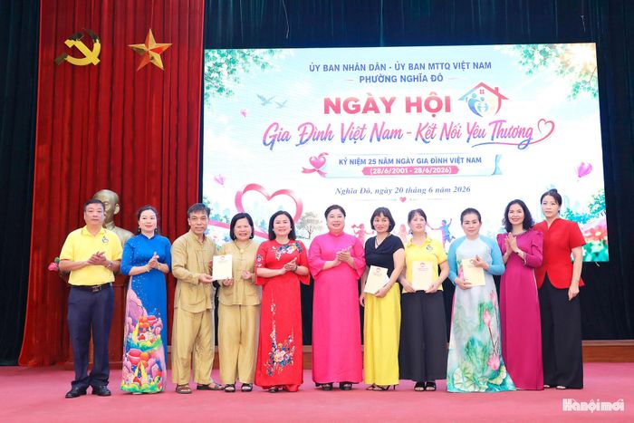 Trao giải hội thi nấu ăn “Bếp nhà hạnh phúc”. Ảnh: MT