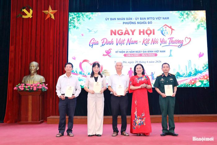 Phường trao giải các tiết mục trong chương trình văn nghệ “Giai điệu Đại đoàn kết”. Ảnh: MT