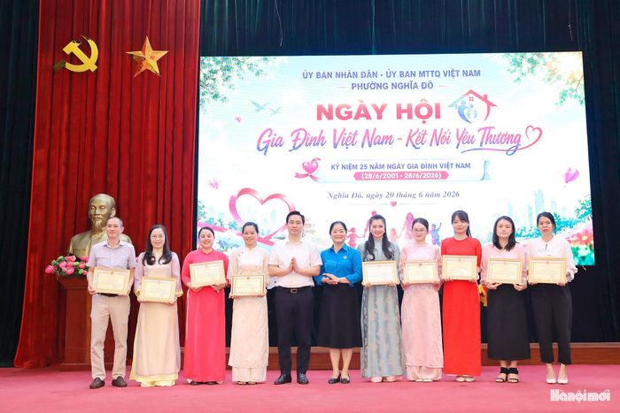 Phường Nghĩa đô khen thưởng cho 19 gia đình CNVCLĐ tiêu biểu. Ảnh: MT