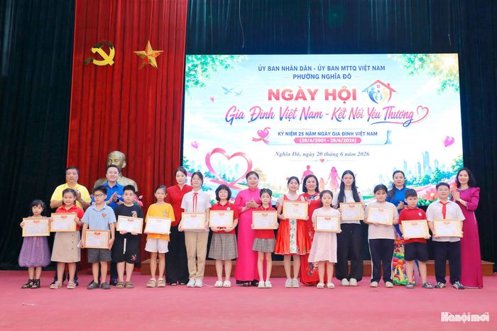 Trao giải cuộc thi vẽ tranh “Gia đình trong em”. Ảnh: MT