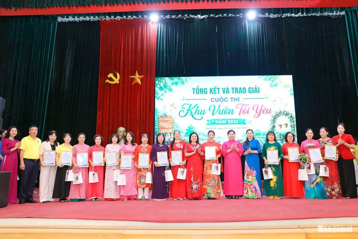 Trao giải cuộc thi “Khu vườn tôi yêu”. Ảnh: MT